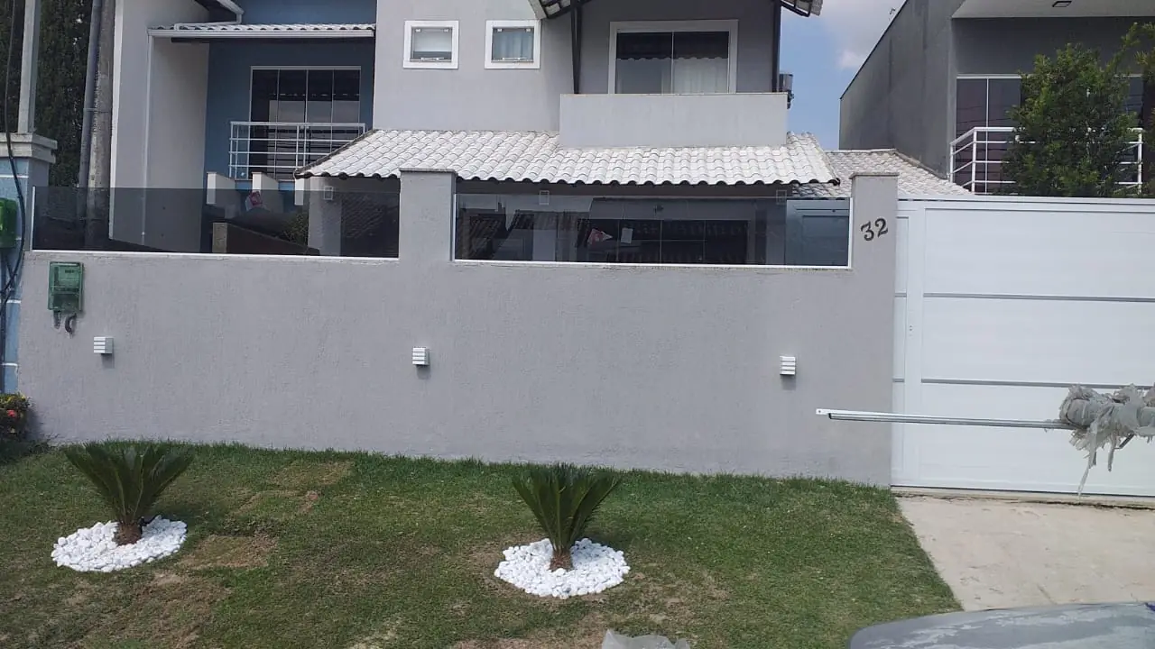 Portão de alumínio branco na fachada