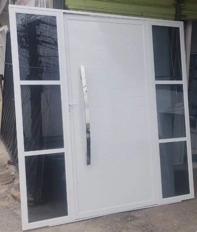 Porta pivotante de alumínio e vidro