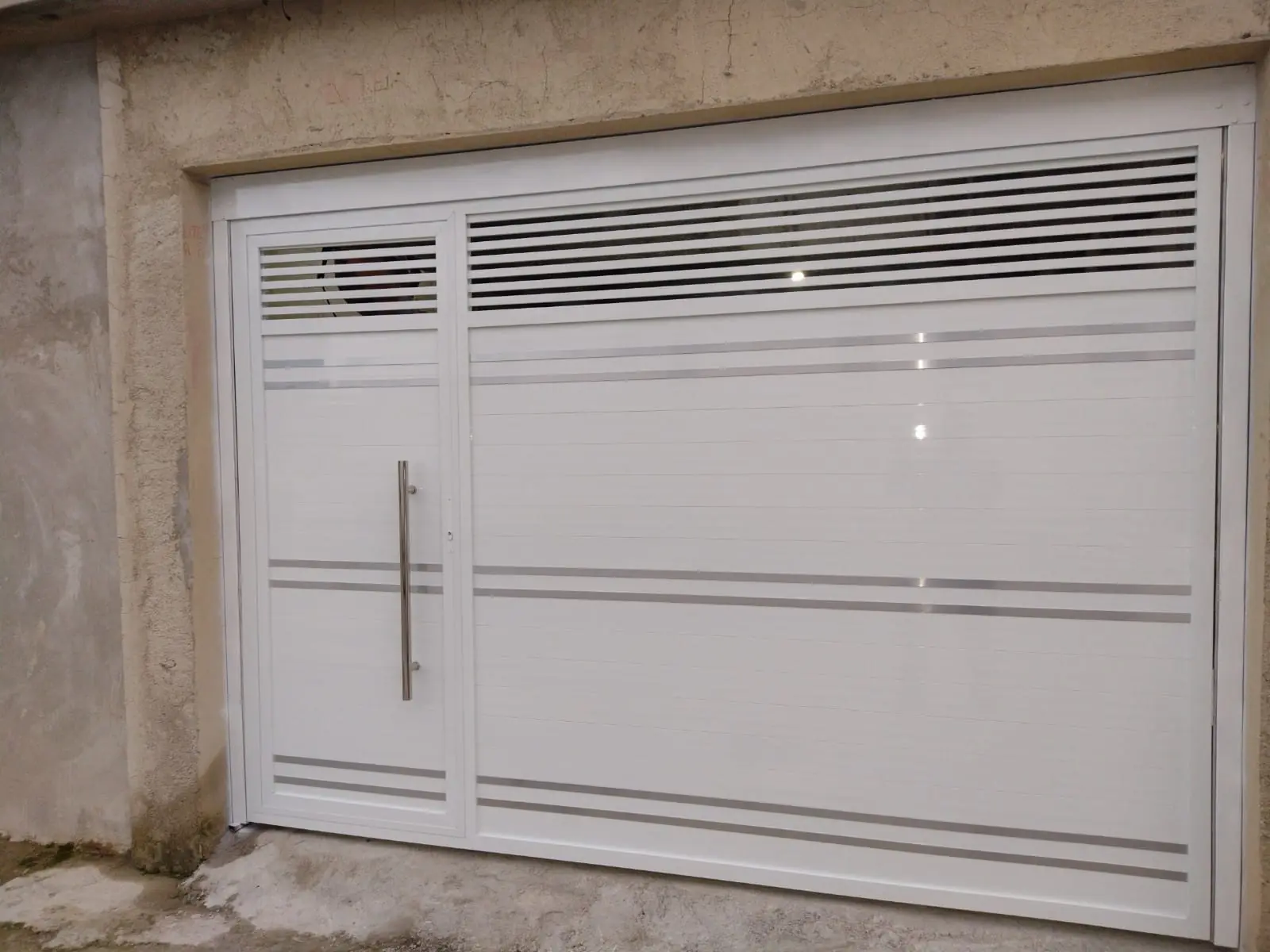 Portão de garagem de alumínio branco