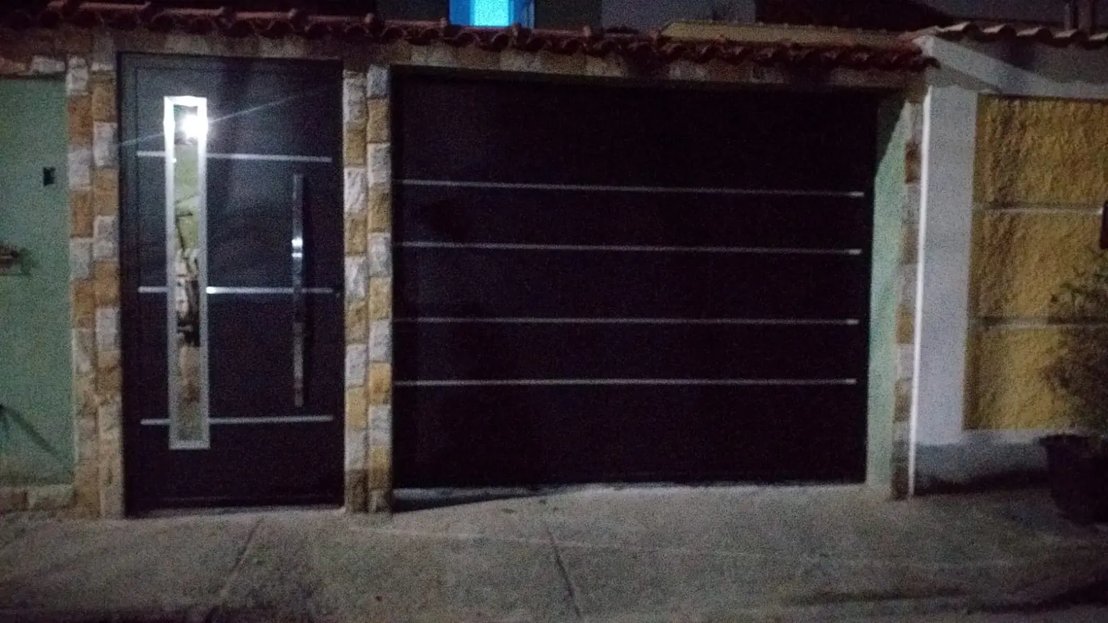 Portão de garagem preto com frisos
