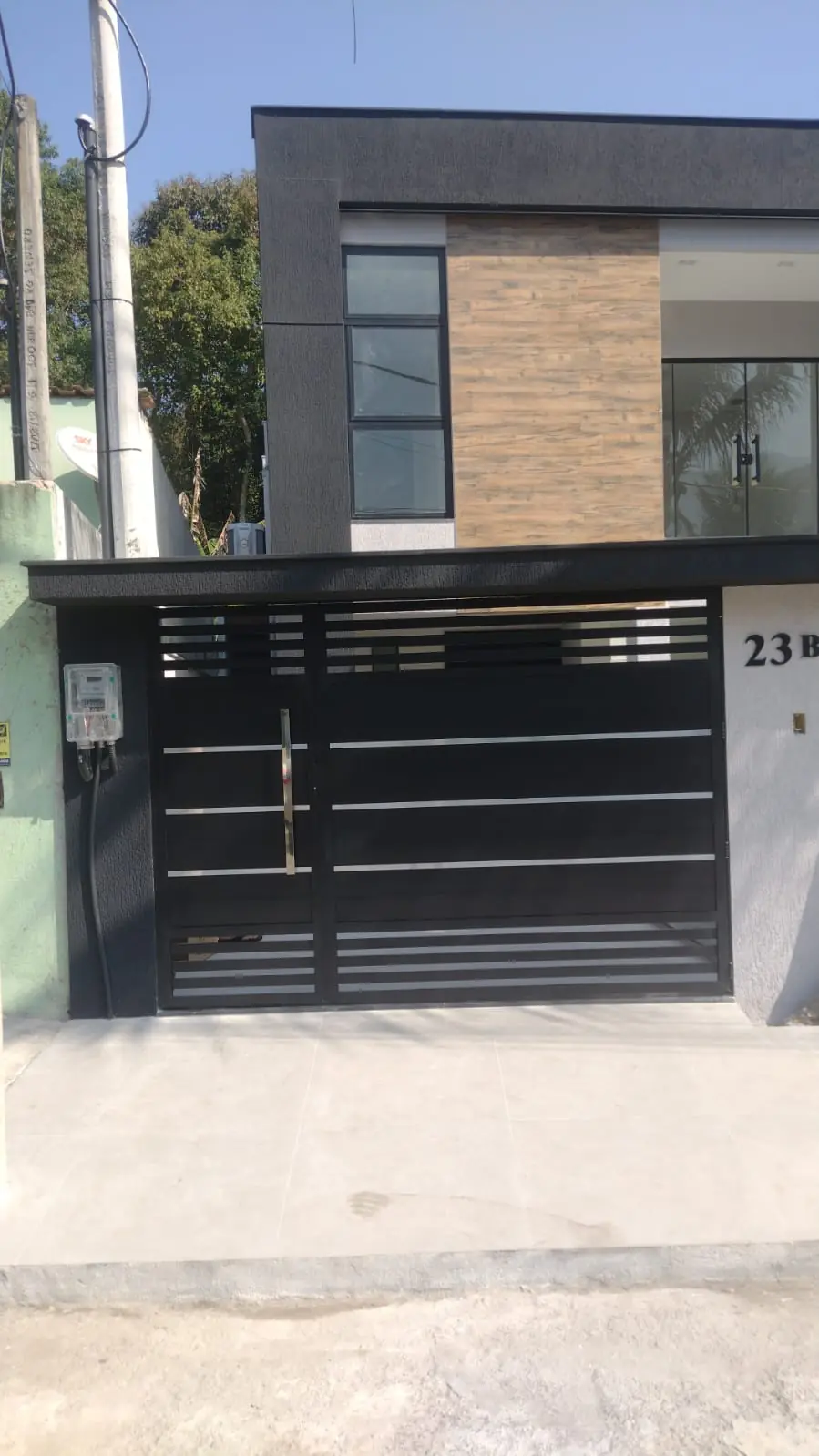 Portão preto automatizado em residência