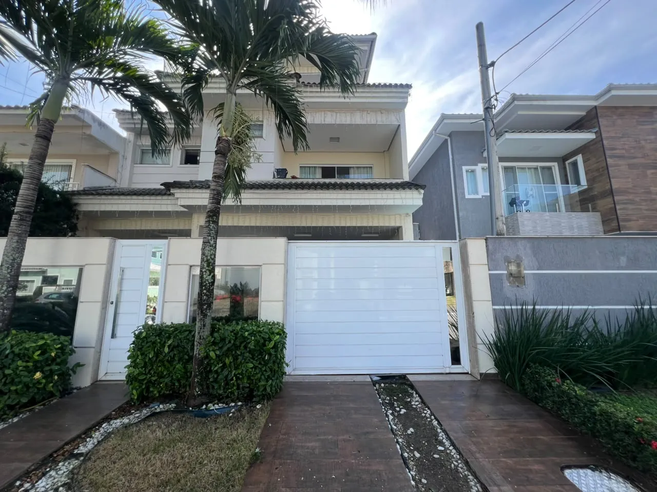 Residência com portão de alumínio branco